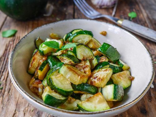 Dès 15/18 mois : Déjeuner - Courgettes infusées à la menthe, boulgour au bouillon de légumes et raisins secs et filet de Lieu noir Texture "Morceaux" DLC 11/08/2024