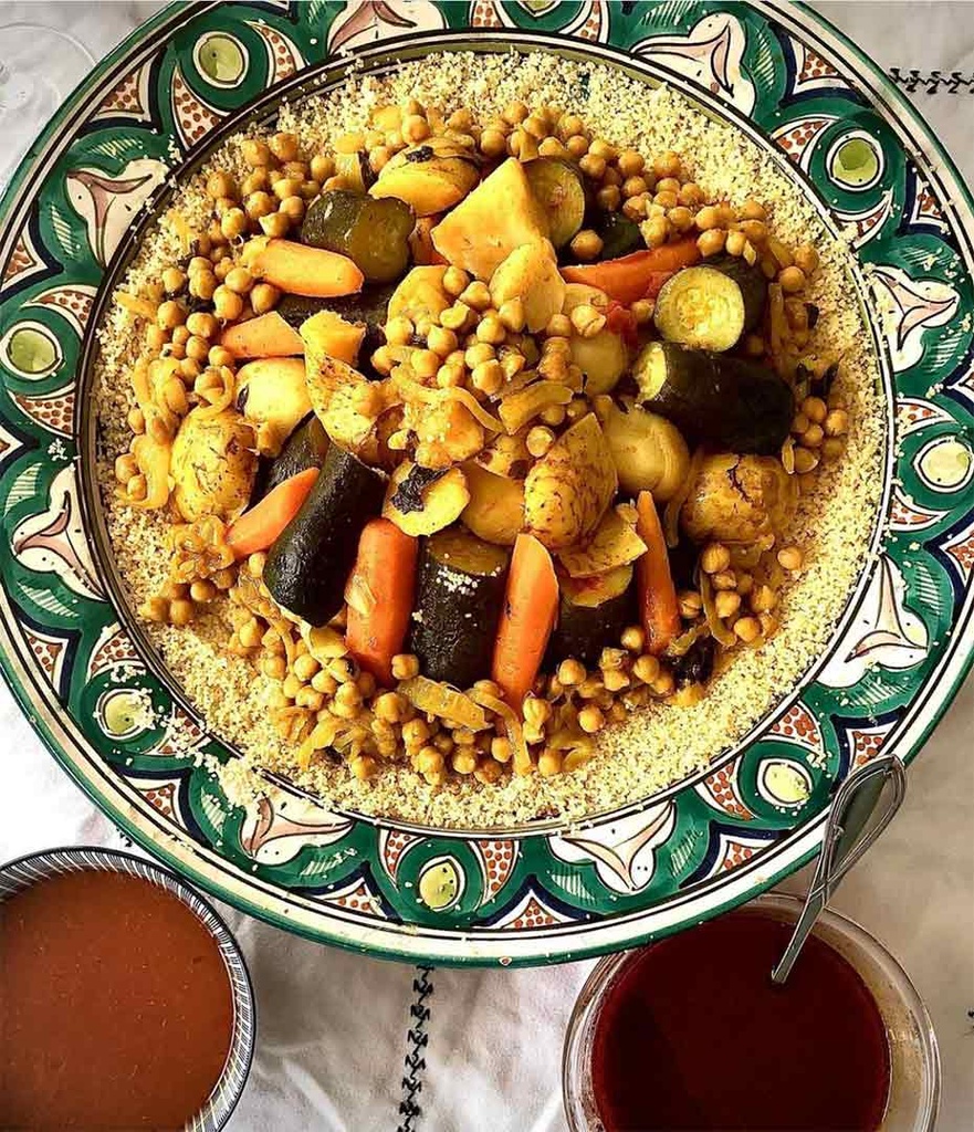 Dès 15/18 mois : Déjeuner - Couscous végétarien (carottes, courgettes,  tomates, navets, céleri branche , pois chiches et semoule) Texture "Morceaux" DLC 15/09/2024