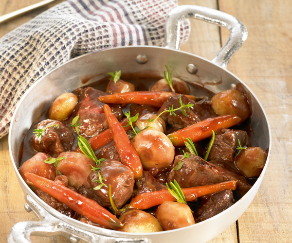 Dès 15/18 mois : Déjeuner - Bœuf bourguignon (carottes, champignons, concentré de tomates, laurier, bouillon et jus de raisin) et polenta  Texture "Morceaux" DLC 19/09/2024