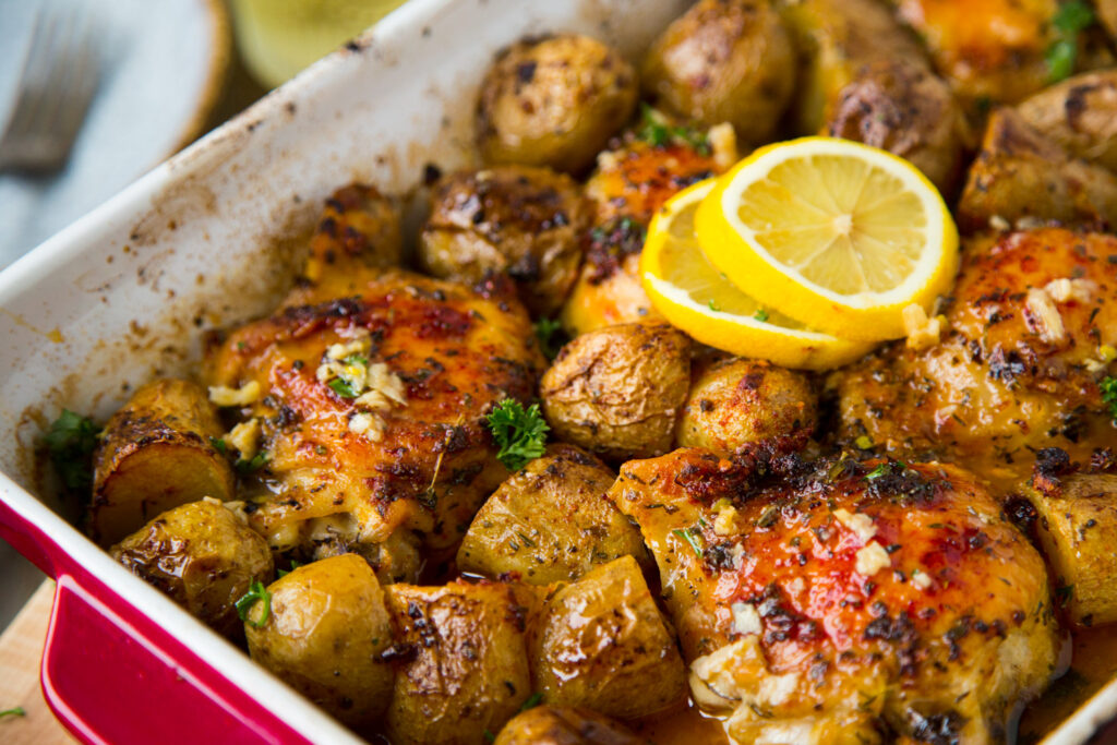 Dès 15/18 mois : Déjeuner - Kotopoulo Giahni (Poulet à la grecque) Courgettes, Pommes de terre au citron et poulet à la cannelle Texture "Morceaux" DLC 22/04/2025