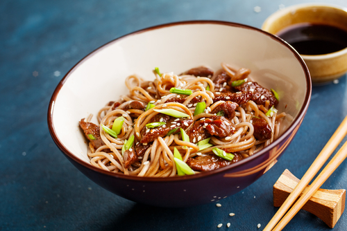 Dès 6/8 mois : Déjeuner - Epinards au gingembre, nouilles chinoises de riz et Bœuf aux oignons Texture "Lisse" DLC 27/04/2025