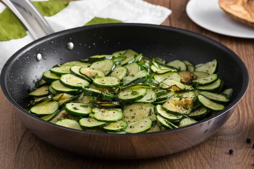 Dès 15/18 mois : Déjeuner - Courgettes à la coriandre, Blé au bouillon de légumes et sauté de dinde Texture "Morceaux" DLC 28/10/2024